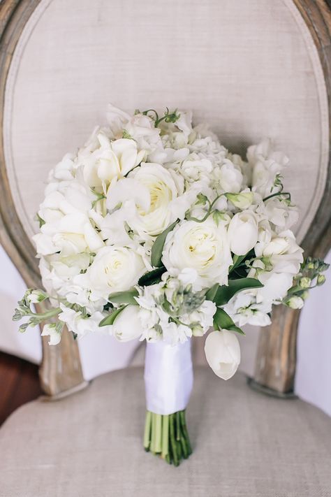 Flower Gazebo, Bride Bouquets White, Brides Flowers Bouquet, Simple Wedding Bouquets, White Flower Bouquet, White Wedding Theme, Bridal Bouquet Flowers, White Bridal Bouquet, White Wedding Bouquets