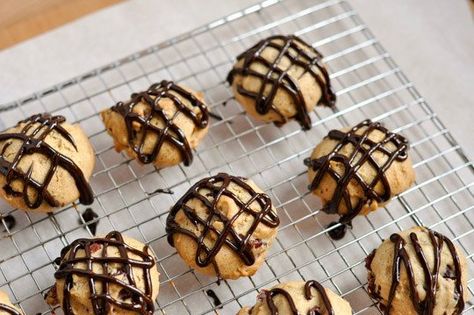 How to Drizzle Chocolate: The Plastic Bag Method No Bake Cookie Dough, Star Bread, Holiday Baking Recipes, Spring Cake, Chocolate Drizzle, Chocolate Covered Strawberries, Frosting Recipes, Food Stuff, How To Make Chocolate