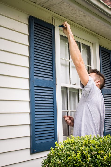 How to Paint Exterior Vinyl Shutters Paint Shutters, Outdoor Window Shutters, Exterior Vinyl Shutters, White Colonial, Painting Shutters, Vinyl Shutters, Black Shutters, House Shutters, Blue Shutters