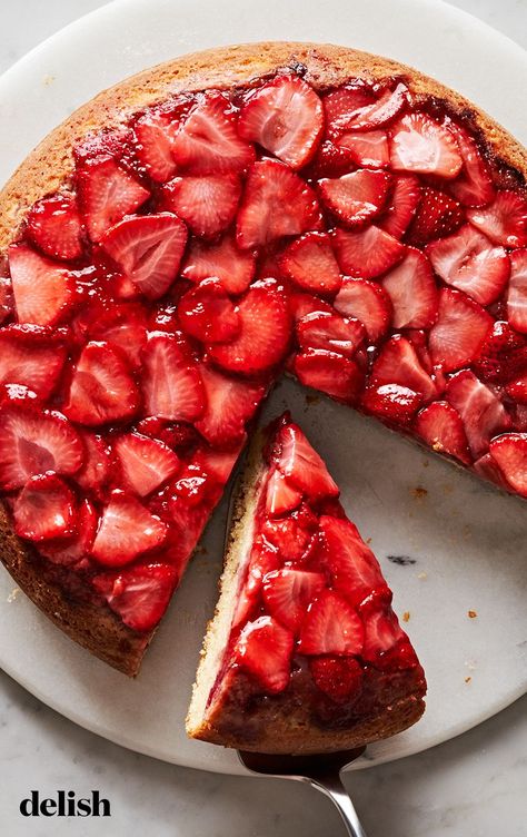 Strawberry Upside Down Cake, Skillet Cake, Easy To Make Desserts, Pineapple Upside, Pineapple Upside Down Cake, Pineapple Upside Down, Homemade Whipped Cream, Strawberry Desserts, Upside Down Cake