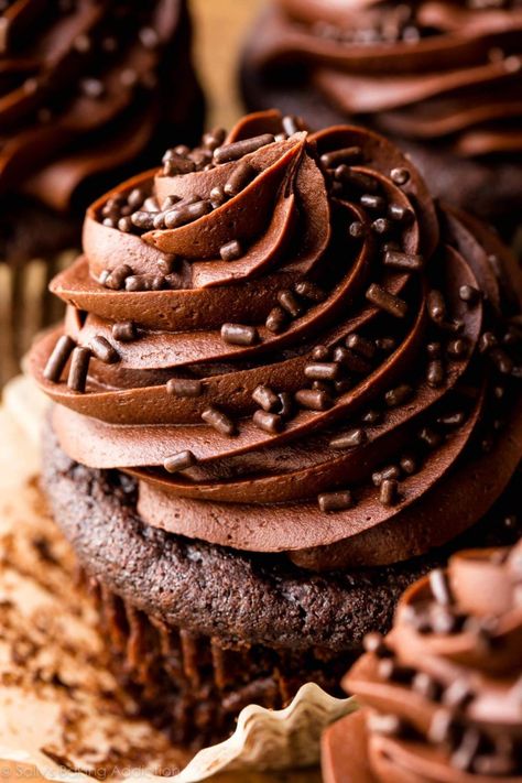 Chocolate Buttercream Recipe, Cookie And Cream Cupcakes, Easy Buttercream Frosting, Chocolate Frosting Recipes, Cheap Recipes, Sally's Baking, Cupcakes Decorados, Chocolate Buttercream Frosting, Buttercream Frosting Recipe