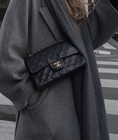 photo by @wendyswan / vintage Chanel classic flap / black / gold / grey outfit Chanel Flap Bag Outfit, Chanel Aesthetic Outfit, Chanel Bag Outfit, Chanel Bag Classic, Lady D, Chanel Classic Flap Bag, Vintage Chanel Bag, Street Style Bags, Chanel Flap Bag