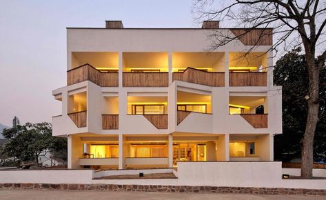 Lodge Architecture, Hotel Design Architecture, Boutique Hotels Design, Hotel Facade, Portland Street, Commercial And Office Architecture, Hotel Exterior, Country Hotel, Hotel Entrance