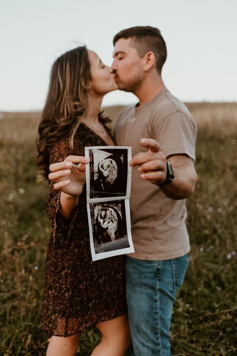 Couple holding ultrasound photo for pregnancy announcement. Picture With Ultrasound Photo Ideas, Ultrasound Photo Announcement, Maternity Pictures With Ultrasound, Maternity Photoshoot With Ultrasound, Ultrasound Pictures Announcement, Maternity Photos With Ultrasound Picture, Maternity Photography With Ultrasound, Maternity Couple Poses With Ultrasound, Ultrasound Announcement