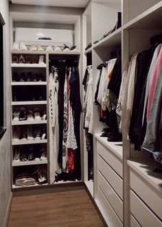 Walk In Closet Size Layout, Narrow Walk In Wardrobe, Narrow Walk In Closet Ideas Layout, Small Walkin Closet Ideas, Walkin Closet Ideas, Narrow Walk In Closet Ideas, Small Walkin Closet, Narrow Walk In Closet, Narrow Closet Design