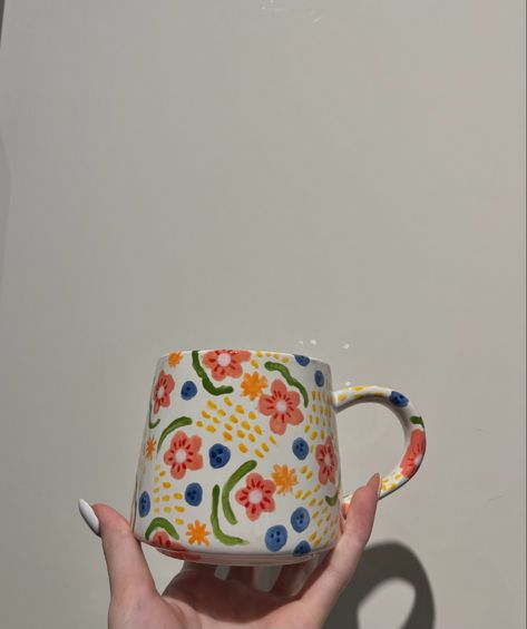 Paint A Pot Mug Ideas, Ceramic Paint Design Ideas, Paint Ur Own Pottery Ideas, Cute Underglaze Designs, Color Me Mine Pot Ideas, Coffee Cup Pottery Painting Ideas, Retro Pottery Painting Ideas, Mug Painting Inspiration, Basic Pottery Painting Ideas