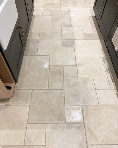 Vinyl Tile Flooring Kitchen, Farmhouse Kitchen Flooring, Room Tiles Floor, Kitchen Flooring Trends, Modern Kitchen Flooring, Kitchen Flooring Ideas, Best Flooring For Kitchen, Floor Tiles Design, Flooring Kitchen