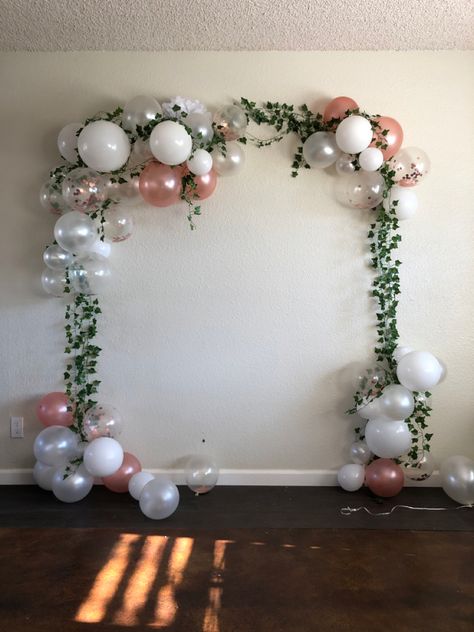 Birthday Balloons Garland, Pageant Balloon Arch, Ballon Photo Booth Ideas, Ballon Decorations Engagement, Photobooth Ideas For Birthday Party, Balloon Decorations Aesthetic, Ivy Party Decorations, Balloon Photo Backdrop Wedding, Balloon Arch With Arch Backdrop