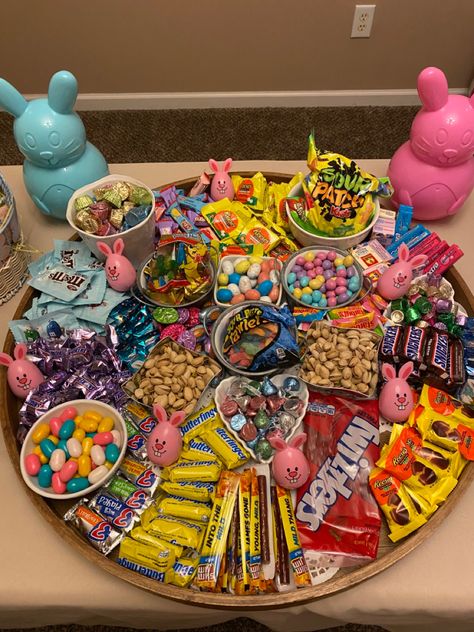 Candy Food Board, Refreshments Ideas Snacks, Teen Party Food Ideas, Candy Charcuterie Board Ideas, Easter Charcuterie Board, Candy Boards, Easter Charcuterie, Sleepover Snacks, Candy Theme Birthday Party