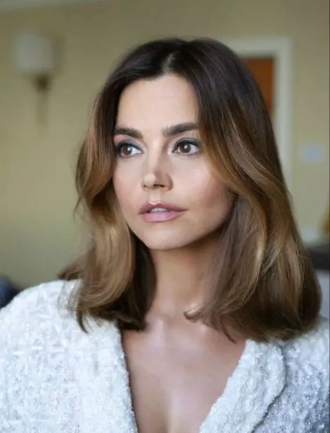 Explore Trendy Spring Haircuts Shoulder Length 2024 – Cute Styles & Where to Buy Collar Bone Brunette Hair, Wavy Brunette Bob, Contour Bob, Brown Hair Mid Length, Jenna Coleman Haircut, Jenna Coleman Hair, Collar Bone Hair, French Bobs, Haircuts Shoulder Length