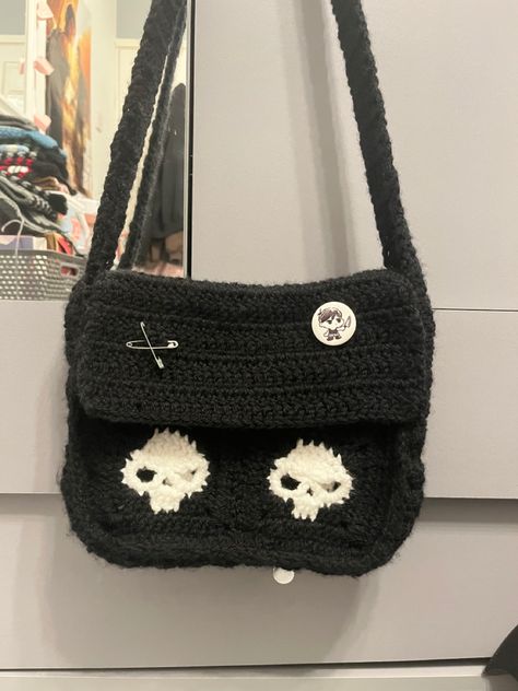 skull, omori, skulls, messenger bag, crochet, crochet inspiration, crochet messenger bag, crochet bag, tote bag, crochet ideas, crochet bag ideas, sunny, omori bag, omori merch, grunge, goth, alternative Crochet Bag Collection, Messager Bags Crochet, Skull Messenger Bag Crochet, Crochet Skull Bag Pattern Free, Crochet Bag Style, Coffin Crochet Bag, Skull Bag Crochet, Crochet Coffin Bag Pattern Free, Crochet Dark Aesthetic