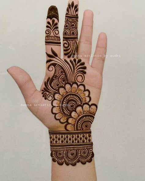 Easy And Simple Mehndi Design, Simple Arabic Designs For Hands, Mehendi Designs Very Simple, Mendhi Easy Designs, Easy Mehide Design, Arabic Easy Mehndi Designs, Back Hands Mehandi Designs Simple, Easy Simple Mehandi Front Hand, Palm Simple Mehendi Designs