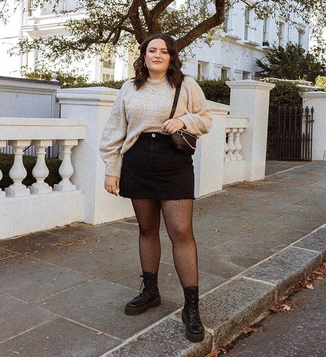 Plus Size Mini Skirt Outfit, Curvy Winter Outfits, Black Mini Skirt Outfit, Black Skirt Outfits, New York Outfits, Midsize Outfits, Plus Size Fall Outfit, Simple Fall Outfits, Miniskirt Outfits