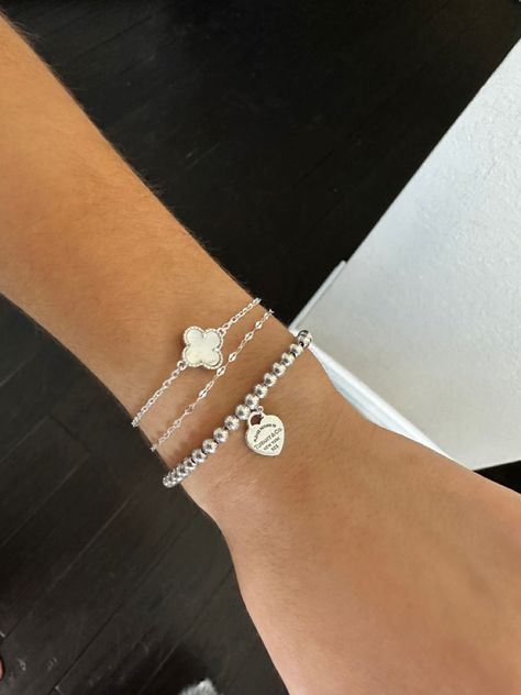 Girl wearing silver luxury bracelet stack. Jewellery Stacks, Cartier Armband, Minimalist Jewelry Silver, Silver Bracelet Stack, Silver Jewlery, Wrist Jewelry, Jewelry Accessories Ideas, Dope Jewelry, Jewelry Essentials