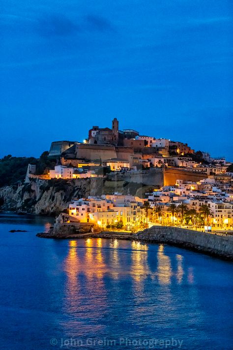 Summer In Ibiza, Spain Vibes, Town At Night, Ibiza Vibes, Ibiza Island, Ibiza Travel, Spain Photos, Spain Trip, Spain Aesthetic