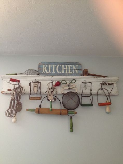 20 Ultra-Chic Vintage Kitchen Ideas Inspired by the Last Mid-Century! Vintage Kitchen Utensils, Ideas Hogar, Primitive Kitchen, Antique Kitchen, Kitchen Design Decor, Kitchen Decorating, Chic Kitchen, Shabby Chic Kitchen, Vintage Kitchen Decor