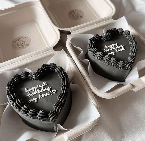 Boyfriend Air, Bento Cake Design For Boyfriend, Black Birthday Cake, Heart Cake Design, Birthday Cake For Boyfriend, Heart Birthday Cake, Birthday Cake Design, Birthday Deco, Cake For Boyfriend