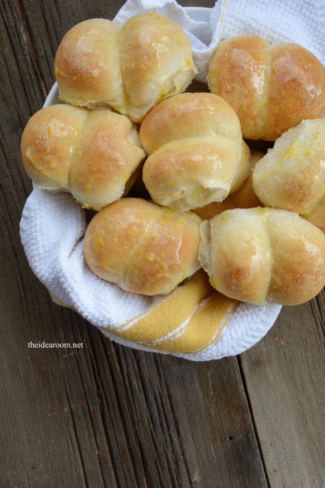 Orange Rolls Recipe | theidearoom.net Orange Dinner, Christmas Breakfast Recipe, Egg Replacer, Orange Rolls, Homemade Rolls, Yeast Breads, Idea Room, Sweet Rolls, Christmas Breakfast