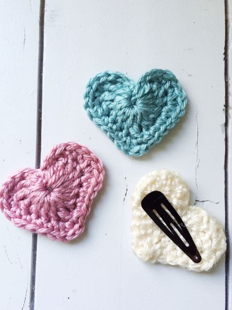 Crocheted Hearts, Crochet Hair Bows, Gift Homemade, Crochet Hair Clips, Crochet Chain, Crochet Bows, Colorful Crochet, Crochet Hair Accessories, Heart Hair