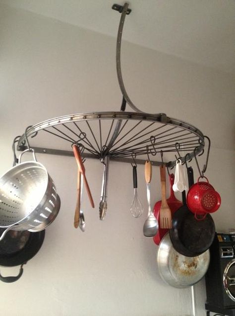 Bicycles turn into home decorations when people combine them with lights and wall shelves Bicycle Parts Art, Bicycle Furniture, Recycled Bike Parts, Bike Decorations, Bicycle Decor, Upcycle Decor, Bicycle Maintenance, Bicycle Art, Pot Rack