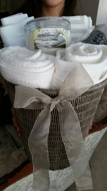 House warming gift basket. (For the bathroom- in a trash can include towels, shower curtain, candle, or any bathroom item) Bathroom Gift Basket, Diy House Warming Gift, Housewarming Gift Baskets, Bathroom Gifts, Beautiful Wedding Decorations, Closing Gifts, Diy House, Realtor Gifts, Cheap Gifts