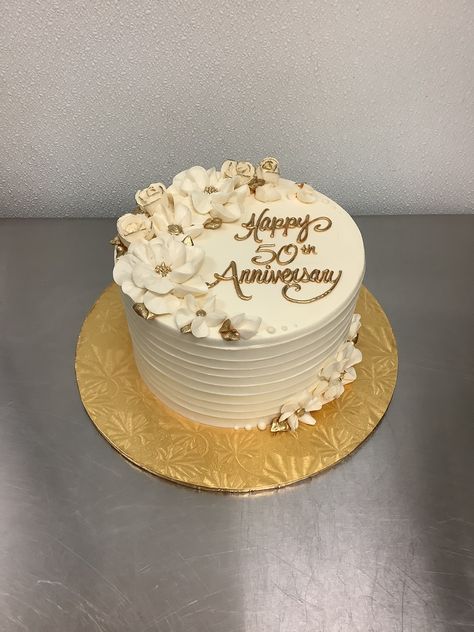 50th Wedding Anniversary Gold And White, 50th Birthday Cake White And Gold, 50th Anniversary Cakes Buttercream, 50th Anniversary Wedding Cakes, Gold Buttercream Flowers, Cake Design For Anniversary Simple, Decoration For 50th Anniversary, White And Gold Buttercream Cake, 50th Anniversary Floral Arrangements