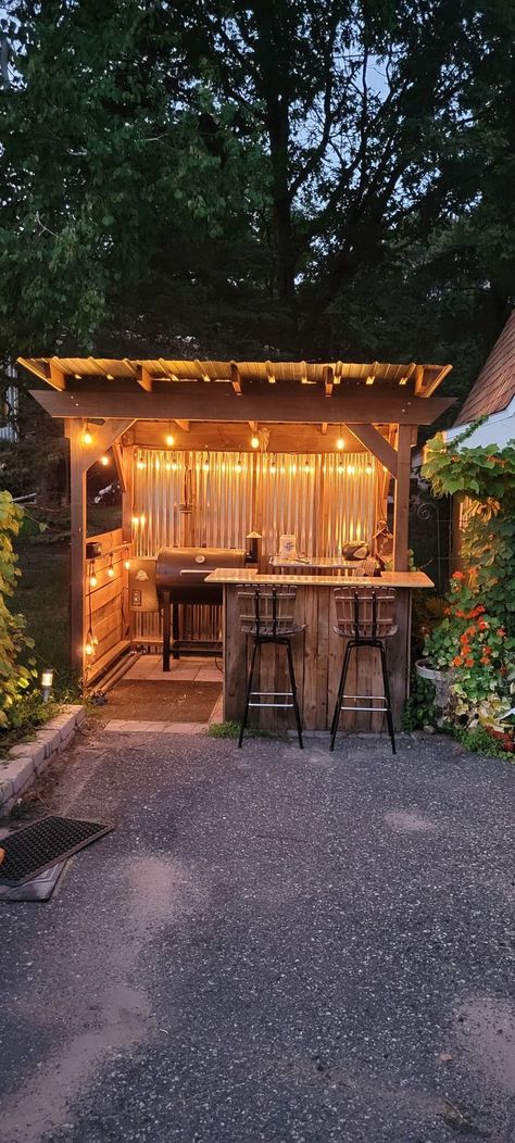 Grill Backyard, Kitchen Design Tips, Design Tips And Tricks, Outdoor Grill Station, Outdoor Cooking Area, Grill Gazebo, Outdoor Patio Bar, Bbq Ideas, Outdoor Bbq Kitchen