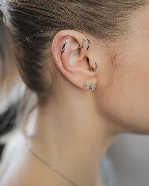 25 Sensuous Inner Ear Tattoos That Are Low-key Gorgeous Tragus Tattoo, Tattoo Ear, Inner Ear Tattoo, Behind Ear Tattoos, Ear Tattoos, Inner Ear, Makijaż Smokey Eye, Discreet Tattoos, Subtle Tattoos