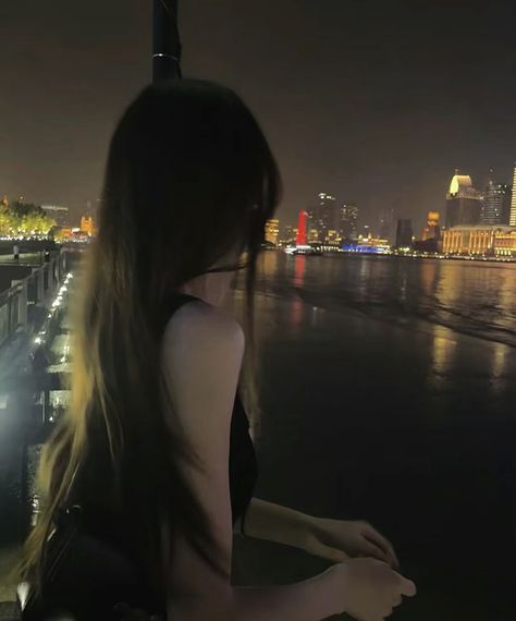 #night #aesthetic #ulzzang #city #citylights #faceless Tifa Ff7 Remake, Kore Ulzzang, Korean Picture, Korean Photo, Photos For Profile Picture, Travel Pictures Poses, 사진 촬영 포즈, Universal Language, Dark Feminine Aesthetic