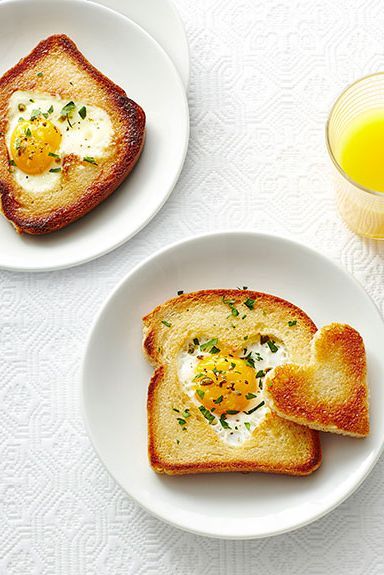 Love Toast heart hole in toast with sunny side up egg Kid Friendly Breakfasts, Kids Breakfast, Overnight Oat, Mothers Day Breakfast, Mothers Day Ideas, Mother's Day Brunch, Mother's Day Ideas, Mothers Day Brunch, English Breakfast