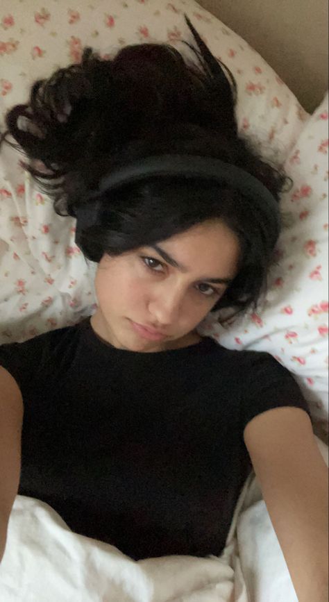 Selfie Poses Female, Photos In Bed Selfie, Sleeping Selfie Poses, Selfie In Bed Aesthetic, Bed Selfies Instagram Pictures, Bed Instagram Stories, Selfie In Bed Ideas, Bedroom Selfie Ideas, Lying Down Selfie