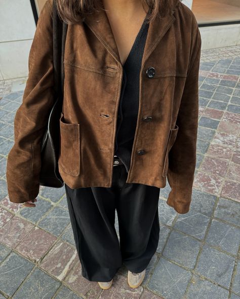 Suede details 🤎 Brown Suede Jacket Outfit, Suede Jacket Outfit, Timeless Wardrobe Staples, Brown Suede Jacket, Suede Coat, Aesthetic Look, Jacket Outfit, Winter Fits, Coat Outfits