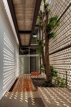 A wall of perforated concrete blocks was built around the perimeter of the La Tallera de Siqueiros complex, forming an enclosure around the buildings that groups them together but also allows light to filter through. Breeze Block Wall, Breeze Blocks, Tropical Architecture, Enclosed Patio, Have Inspiration, Patio Interior, Design Exterior, Style At Home, Modernism