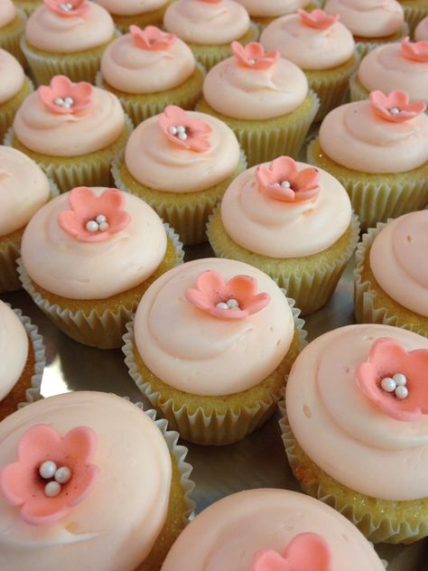 Lancaster cupcake Cupcakes Birthday Ideas, Cupcake For Birthday, Cupcakes Aniversario, Pink And White Cupcakes, Cute Cupcake Ideas, Muffins Birthday, Cupcakes For Birthday, Birthday Cupcakes Ideas, Cupcakes With Frosting