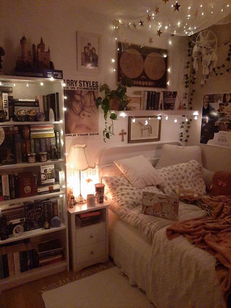 Small Room Inspo, Zimmer Diy, Dream Bedroom Inspiration, Room Redesign, Grunge Room, Redecorate Bedroom, Dream House Rooms, Cozy Room Decor, Dreamy Room