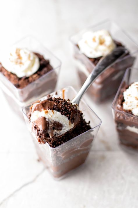 How to Make Mini Chocolate Pudding Parfaits | eHow.com Mini Chocolate Desserts, Pudding Parfait Recipes, Chocolate Pudding Desserts, Chocolate Parfait, Parfait Cups, Mini Dessert Cups, Dessert Oreo, Pudding Parfait, Chocolate Recipes Easy