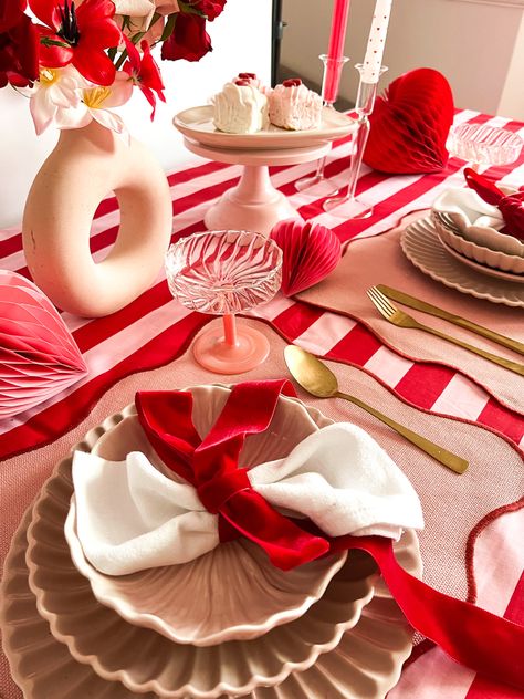 Pink Red Christmas Table Setting, Red And Pink Christmas Tablescape, Pink And Red Dinner Table Decor, Pink And Red Christmas Table Setting, Christmas Dinner Table Set Up, Pink And Red Christmas Table Decor, Red And Pink Table Decor, Pink Red Table Setting, Pink Red Christmas Table