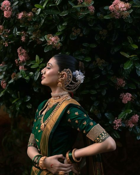 Neel Chavan | A bride is the most beautiful poem ever written. Her heart is the ink, and her love story is the verses, etched with the elegance of... | Instagram Marathi Vidhi Look, Jewellery On Nauvari Saree, Red Maharashtrian Bride, Sakharpuda Maharashtrian Look, Maharashtra Bride Look, Bengali Bride Hairstyle, Navari Saree Marathi Bride, Maharashtrian Bride Jewellery, Marathi Bride Look