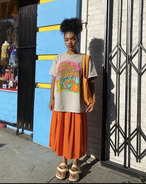 Thrifted Tshirt Outfits, Outfits With Tee Shirts, Los Angeles Fashion 2023, Professional Outfits Colorful, Summer Outfit Colorful, Windy Day Outfit Spring, Cool Street Fashion Summer, Norm Core Outfits, New York Street Style Summer