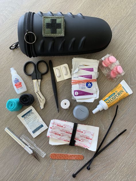 Medkits First Aid, First Aid Kit Diy, Tactical Lifestyle, Doctor Equipment, Tactical Sunglasses, Diy First Aid Kit, Bug Out Gear, Medicine Kit, Mini First Aid Kit