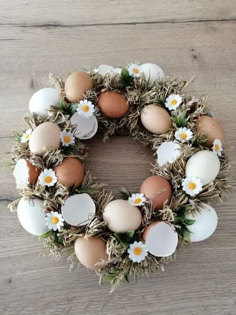 Cheap Easter Decorations, Simple Easter Decor, Dekoratívne Vence, Creative Easter Eggs, Easter Crafts For Adults, Easter Wreath Diy, Easter Craft Decorations, Easter Inspiration, Easter Centerpieces