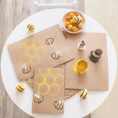 J e s s i c a on Instagram: Toilet roll Printing • Instagram Bee Hive Craft, Bee Crafts For Kids, Bee Themed Classroom, Bugs Preschool, Bee Activities, Roll Craft, Toilet Roll Craft, Toddler Arts And Crafts, Bee Crafts