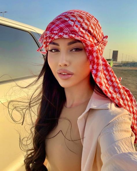 Kiffeyeh Aesthetic, Keffiyeh Woman, Habibi Girl, Desert Selfie, Dubai Aesthetic Girl, Dubai Aesthetic Night, Dubai Outfits Ideas, Arab Head Scarf, Dubai Outfit