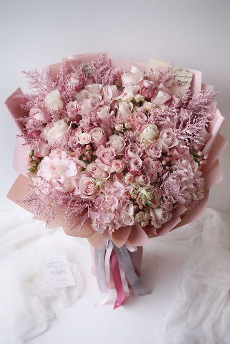 Zein Shion, Ace Craige, Flower Presentation, Flowers Luxury, Birthday Flowers Bouquet, Luxury Flower Bouquets, Boquette Flowers, Bouquet Gift, Flower Gift Ideas