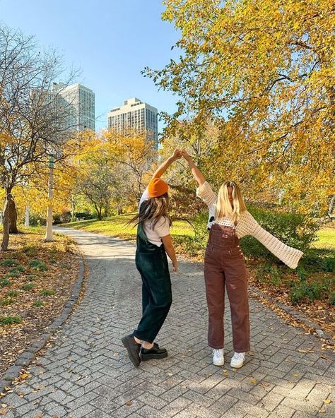 Fall Photos With Best Friend, Cute Pumpkin Patch Pictures Friends, Bestie Fall Photoshoot Ideas, Fall Bsf Pics, Pic Ideas For Best Friends, Fall Photoshoot With Best Friend, Photo Inspo Fall, Cute Fall Poses For Instagram, Fall Photos Friends