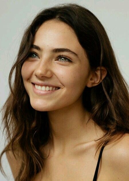 Brown hair green eyes Green Hair, Amelia Zadro, Female Character Inspiration, Fresh Face, 인물 사진, Fotografi Potret, Beautiful Smile, Woman Face, Pretty Face