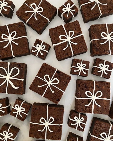 Christmas Individual Wrapped Treats, Decorated Brownies Christmas, Christmas Gift Sweets, Food Birthday Gifts, Diy Christmas Food Ideas, Christmas Desert Box Ideas, Baked Goods As Christmas Gifts, Festive Baking Ideas, Holiday Treats For Neighbors