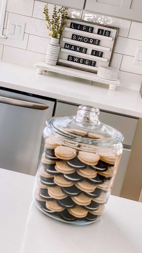 Kitchen Cookie Jar Decor, Cookie Jar Centerpieces, Candy Jar Decorating Ideas, Cookie Jar Decorating Ideas, Cookie Jar Aesthetic, Clear Cookie Jar Ideas, Cookies Jar, Glass Cookie Jars Display, Candy Jar Ideas