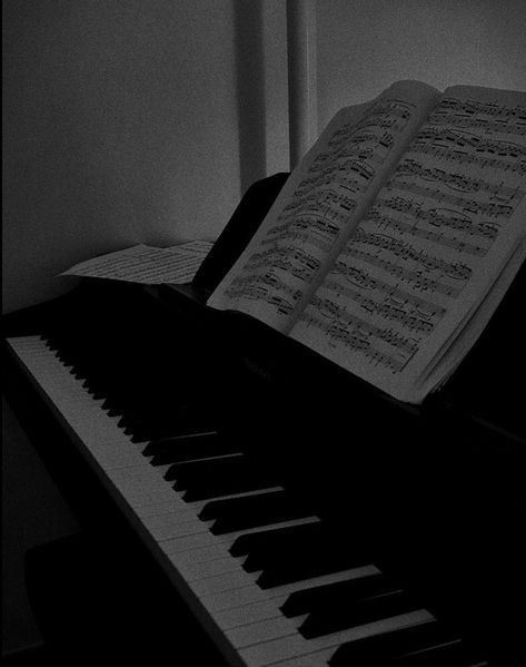 Piano Pictures, White Piano, Old Pianos, Grand Piano, Fade Out, Bedroom Posters, Music Aesthetic, Black And White Aesthetic, Black And White Pictures