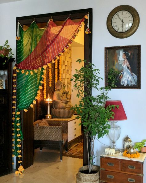 Mehendi Decor Ideas, Ganpati Decoration At Home, Indian Room Decor, Janmashtami Decoration, Diwali Decorations At Home, Housewarming Decorations, Diy Diwali Decorations, Ganpati Decoration Design, Ethnic Home Decor